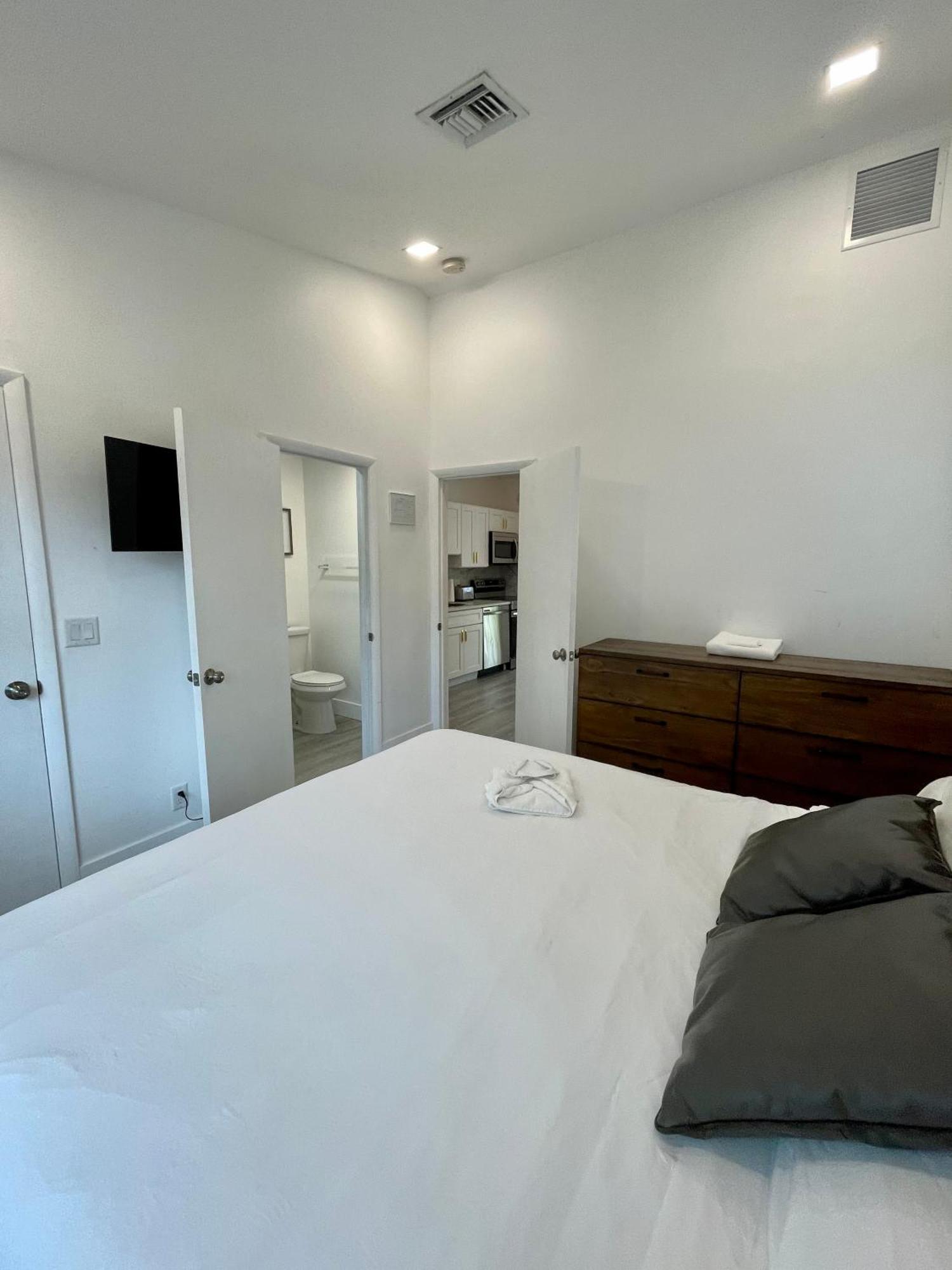 Modern Riverview Apartments 포트 로더데일 외부 사진